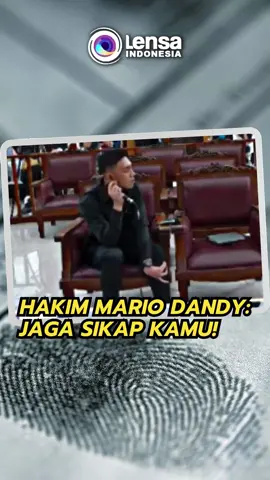 Hakim menegur Mario Dandy karena dianggap tidak sopan saat mengikuti sidang di Pengadilan Negeri Jakarta Selatan, Selasa (1/8). Saat itu, Mario Dandy terlihat menopang kepala dengan tangan kanan. Usai ditegur, Mario langsung kembali dengan sikap semula. Jaksa juga meminta Mario duduk dengan posisi yang benar. #mariodandy #sidangmariodandy #davidozora #penganiayaan #terdakwa #anakpejabat #pnjaksel #hakim #jagasikap #tidaksopan