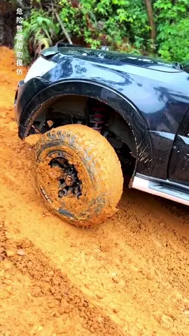 Mitsubishi Pajero lost a wheel while climbing uphill on off-road roads  #chinaoda