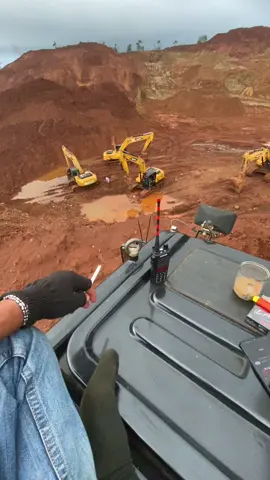 Istirahat sehenak!!#enrekangtiktok #bugistiktok #operator_excavator #posttambang #tambangindonesia #tambangnikel #fypシ゚viral #repost 