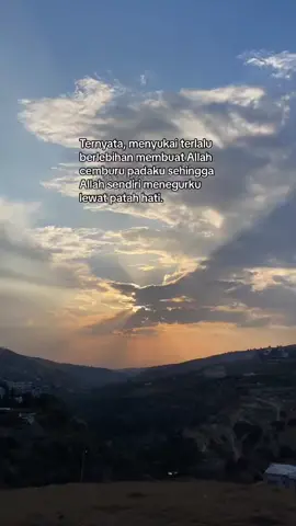 Allah sendiri cemburu melihat kita yang terlalu mencintai seseorang dimana seharusnya dia-Lah yang patut kita cintai berlebihan bukanlah makhluk-Nya..#fypシ #cintaipenciptanyabaruciptaannya🥰 #quotesofthedays #reminderquotes 