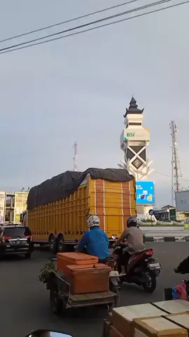 Truk pun ikut menyemarakan lagu kemerdekaan🇲🇨🥰   #lagukemerdekaan #tujuhbelasagustus #17agustus2023 #klakson #trukbasuriv3 #Nada #trukaceh #masukberanda #fyp 