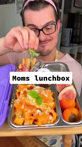 Little lunchbox from Mom- Creamy pasta🍝, fruits🍑, biscuits🍪, juice🧃😌❤️ . #momslunchbox#momslunch#momscooking#momspowers#momssuperpowers#creamypasta#italianfoodlover#mnam#mňam#chefkoudy#foodfun#funfood#italianfoodcheck 