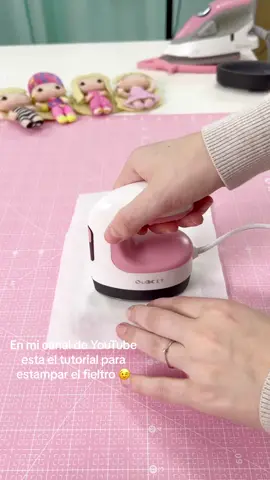 Estampar el fieltro se convirtio en mo cosa favorita 😂🫶🏼🥰 #fieltro #feltro #barbie #barbiefieltro #artesanias #artesanato #sublimar  