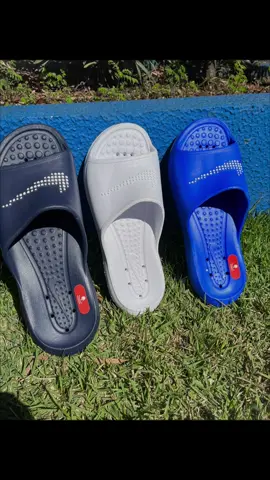 Slide Nike Victori One Shower conta com relevo na entressola que massageia os pés, além de recortes drenantes super tecnologia e conforto para o dia a dia #slide #chinelo #nike #drenante #nikeslides #tecnologia #confort 