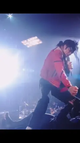 Michael Jackson - Beat it Live Dangerous Tour Bucharest #michaeljackson #thekingofpop #michaeljacksonfan #paravoce #fouryou #mj #moonwalker #moonwalkers #beatit 