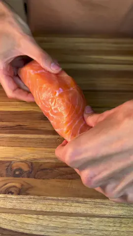Fazer um salmão grelhado super suculento é possível e muito rápido! Assiste só! O salmão no ponto correto não desfia, ele se solta em gomos. Salmão ressecado é salmão muito passado. E uma dica: a melhor forma de temperar um peixe bem fresco é só com sal. Limão, se acrescentado na carne ainda crua do peixe, vai “cozinha-la”, mudar sua textura e tirar o sabor de um peixe fresco, deixando ele com gosto de….limão. Lembrando que peixes frescos não tem cheiro forte tampouco desagradável portanto, atenção sempre ao adquirir frutos do mar.