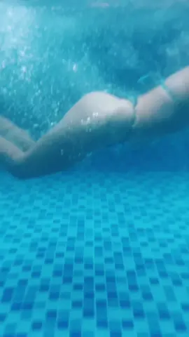 Gọi em là cá, vì chỉ cần anh buông lơi là em sẽ bơi luôn 😂😂  #LearnOnTikTok #gymgirl #girls #beboi #trend #hottrend #swim #swimming #swimmingpool #swimsuit 