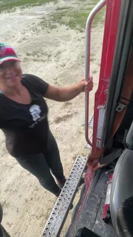 😁 #ladytruckn #rollin #truckerslife #keepgoing #doityourself 