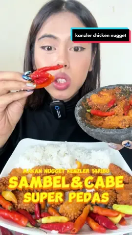 1 BUNGKUS NUGGET VIRAL! #KanzlerNugget14ribu Akhirnya ngga penasaran lagi bisa cobain nugget termurah dan enak ini Super garing dan crispy diluarnya lembut didalamnya.. Dan cocok banget untuk teman makan kalian dikala sedang boke!! Cukup ditambahin nasi dan juga sambel udah enak banget!! Jadi buruan kalian cobain juga ya guys! #nugget #kanzler #makananviral 