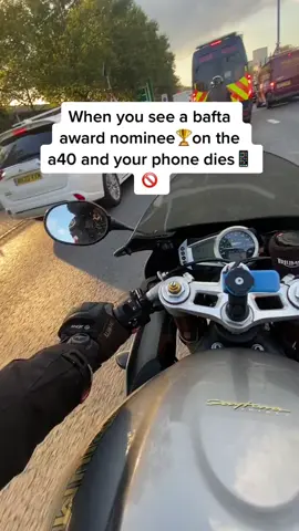 There's so much traffic on the A40 that you can get off your bike like that no problem 😂 (via @DAYTONA DON  ) #UB1UB2 #London 