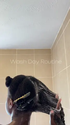 Quick wash day routine, natural hair needs love too <3 #naturalhair #washdayroutine #blackgirltiktok #SelfCare 