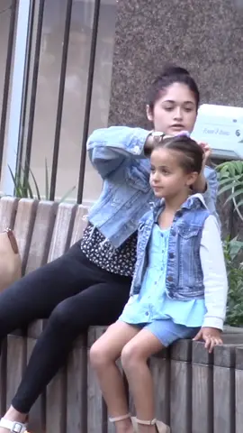 Small girl struggles to tie her hair. #foryou #foryoupage #experiment #hair #kindness 