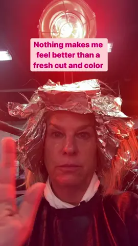 There’s nothing like a fresh cut 💇‍♀️ and color to feel like a whole new better version of you, am I right? What are your favorite self care things to do? . . . #freshcutandcolor #SelfCare #momcut #notyourbasicbob #blondelife #sinplystaceyp 