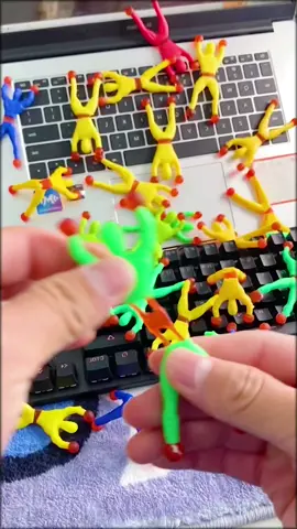 Sticky spiderman sticky toys @MainanCeriaSeru #stickyspiderman #spidermanlekat #kidstoys #kidsactivity #mainanlegend #malaysia #fyp 