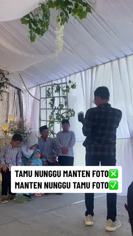 Kalian ada yang pernah gitu juga ngga nihh?🤭😅 Moment yang pas bukann🤭😁 Kapan lagii, bisaa foto keluarga tanpa harus ke studio foto🫣😅. Mantennya sabar poll😘🫶🏻😍. MUA @shonikmakeup Attire @shonikweddinggalery Info WA📩085712003726 #shonikmakeup #muahits #muademak #muahitsdemak #muasemarang #muakudus #muajepara #semarangmua #muaweddingdemak #muapengantindemak #muawisudademak #muaengagement #muawedding #muapengantin #makeupweddingdemak #makeuppengantindemak #makeuppernikahandemak #makeupwisudademak #makeupmurahcheck #inspirasimua #inspirasimakeup #inspirasiwedding #weddinghits #weddinglucu #inspirasipernikahan #inspirasipengantin #fotowedding #pengantinindonesia #pengantindemak #xyzbca #xrybca #xyzcba #fyp #fypシ #fypindonesia #fypdongggggggg 