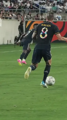 Toni Kroos é poesia! 🎶⚽️😮‍💨 Essa imagem ABSURDA do passe para o gol do Vini Jr. contra a Juventus…é pra aplaudir mesmo.