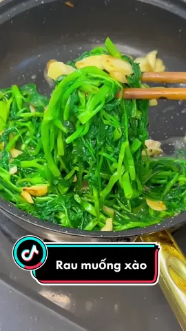 Bí kíp 2L để rau muống luôn xanh😂#vanthuylinh191 #xuhuong #viral #raumuongxaotoi #mênauan #nauan #amthuc #monngon #monngonmoingay #comnhangonnhat #ancungtiktok  @Linh nấu🍜 