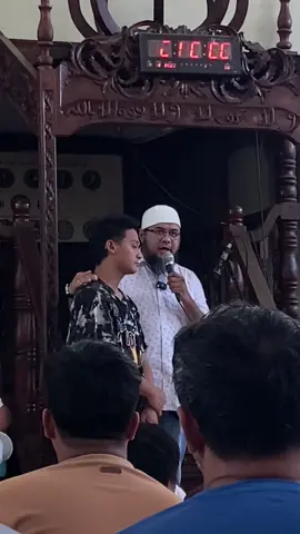 Right after the Jum’at prayer today here at Jamjom Masjid Ecoland. Mr. Jefferson embraced our religion Islam.  He is now Brother Issah. Welcome to Islam brother.  Takbir! Allahu Akbar!#maguindanaon #davaocity #islamic #shahada 