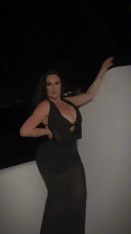 Once in a lifetime 🖤 #mykonos #greece #trending #foryou #longdress #brunette #makeup #curvy #curves #Congelar #สปีดสโลว์ #สโลว์สมูท 