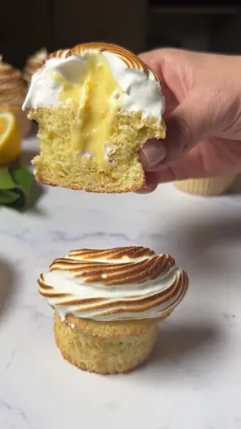 Lemon meringue pie 🤝 cupcakes for these incredible lemon curd filled cupcakes with a toasted meringue icing #cupcakes #lemonmeringuepie #baking 