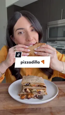 When a pizza and a quesadilla have a baby 🍕🫶🏼✨ More actually easy recipes coming your way!!  #EasyRecipe #DinnerIdeas #healthyfood 