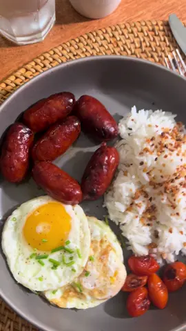 The Filipino classic Longsilog! It’s been months since I had this and I’ve been dreaming about this last night. So today, it’s Longganisa ( Filipino sausage), fried eggs and garlic rice for breakfast. With my usually morning liquid trifecta: water, coffee and orange juice.  Good morning. 😃  #longsilog #filipino #almusal 