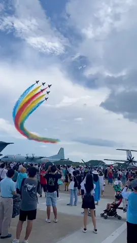 It will be good luck to see a rainbow 🌈 in the sky. This is a rainbow made of fighter jets.  Like, bookmark, and follow me to share more exciting aircraft ✈️ videos. #airplane✈️ #airplane #airplanetiktok #airplanemovie #supremacyaviation 