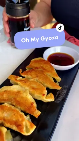 We can’t explain how good these grilled gyozas are, you’re just going to have to try them yourself! 😋 How many of these could you finish? #silverlake #silverlakeramen #bite #gyoza #grilledgyoza #dumpling #dumplings #appetizer #grilleddumplings 