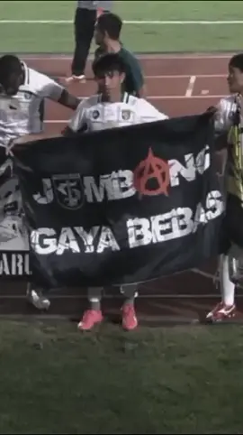 JOMBANG GAYA BEBAS💚🖐#persebaya#grenforce💚🐊#bonekjombang 
