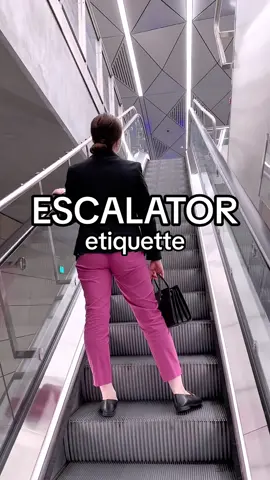 What might seem like a trivial advice could save us a lot of trouble and unnecessary tension 😡 Escalators in busy areas such as public transport or shopping malls can get very crowded. We cannot assume that others have the same amount of time as us, so leaving space for those who need to walk or run is needed ✅ #etiquette #etiqueta #etiquettetips #etiquetterules #escalator #escalatoretiquette #socialetiquette #publictransport #shoppingmall #manners 