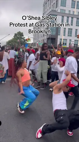 “Vogue as an act of resistance” people gather to vogue outside of the gas station where O’Shea Sibley was stabbed to death last week. Sibley was vogueing in the parking lot of the gas station before he was fatally stabbed #vogue #voguing #dance #protest #blacklivesmatter #osheasibley #brooklyn #nyc 