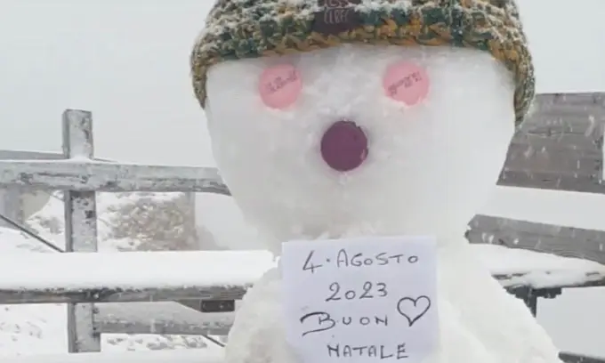 4 August 2023, due to bad weather in the Piedmont region the first snowfall of the season. In the Dolomites, the snowman quotes #gigidalessio 