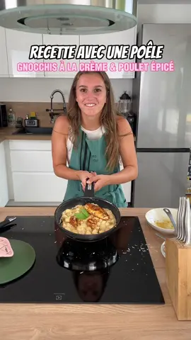 Recette avec seulement une poêle. Une folie vraiment !! Et ultra simple ☺️ Tu as besoin de gnocchis, 25cl de crème liquide, 25cl de bouillon de volaille, 2 blanc de poulet avec paprika et herbes de Provence, parmesan 🤤
