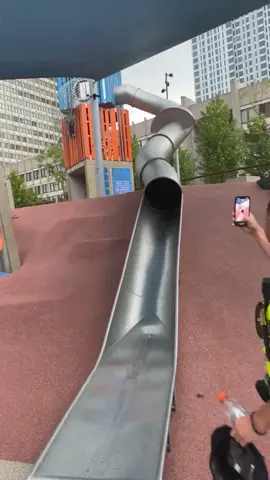 Como que los juegos de niños son raros ahora #juegos #caida #tobogan #policia #oficial #tiktok #parati #perte #foryou #foryoupage 