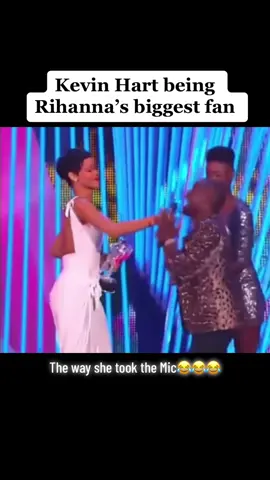 Kevin Hart presents award to Rihanna in his own unique style😂😂😂  #rihanna #kevinhart #funny #award #biggestfan #awardshow #fyp #the_catalogue 