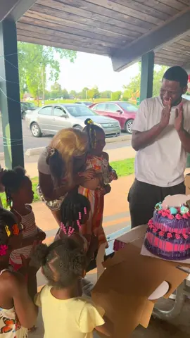 3rd birthday party was a success her birthday isnt until monday though !! 