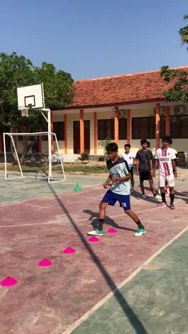 Persiapan dan pembiasaan pertama saat latihan yaitu latihan fisik dan kelincahan menatap event turnamen ugj di gor bima cirebon tanggal 11 nanti🔥💪 #futsalindonesia #futsalplayer  #futsalskills #futsalprofissional  #fypシ゚viral #foryoupage  #fypシ #jakartakeras #cirebontimur  #cirebonpride🏴‍☠️ #cirebontiktok  #bandunghits #jogja #jogja24jam  #sumedanghits #tegalhits #rafiidrus19 #sepakbolaindonesia #sepakbolatiktok  #sepakbolafypシ゚viral #indonesia  #aggilitytraining #futsalcirebon  #pabedilan_cirebon_jawabarat  #pabedilan_cirebon #pabedilanvirall  #cirebonjeh #cirebon_timur_poenya🇮🇩  #wani #playerfutsal🇮🇩 #skillfutsal  #fypgakni #fypberandatiktok  #fypfutsal #tiktokcirebon  #ciayumajakuning #kuninganjabarhits  #kuninganrepost #majalengkapride🏴‍☠️  #majalengkagacor #brebesviral  #brebestiktokers #tegalviral  #fypdunia #bandungbanget  #bandungpunya #sumedangviral  #jogjaistimewa #jogja #jawabarat  #surabayatiktok #surabayaviral  #malanghits #jakartatiktok 