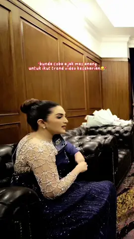 Lagi ikutin yg lg viral, kebetulan suami nggak tau😀 maaf ya sayang dikerjain😝 aku sampe ngompol btw ini lagi nunggu mau nyanyi iseng aku bilang ada tugas kuliah dan dia pun percaya, sampai akhirnya……??? Kalian wajib nonton sampai selesai🙏😍 siap2 tissu yaa hahaha