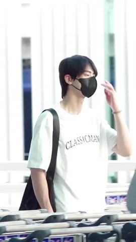 면티 하나 걸쳤지만 #차은우 #chaeunwoo #astro #디스패치 #dispatch #dipe #공항패션 #kpop #fashion 