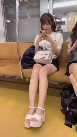 Los trenes de japon adornados con las bellas Mujeres Japonesas #perfect  #fine  #fyp  #jhotaizu  #mirrors  #parati #train #beautiesblogger 