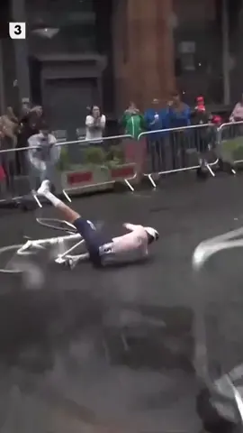 𝐃𝐑𝐀𝐌𝐀 Mathieu Van der Poel crashes but recovers to maintain his lead in Glasgow! #GlasgowScotland2023 #cycling #vanderpoel 