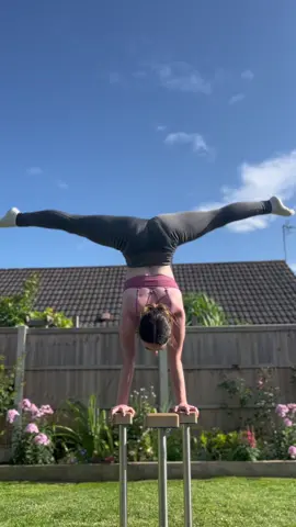 500 attempts later🤦‍♀️📸 #fyp #handstand #spin #viral #strength #GymTok #strong #balance #acro #circus 