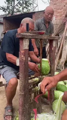 Peeling the fruit