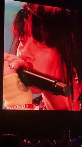Shes cryingg 😭😭😭 #billieeilish #whatwasimadefor #fyp 