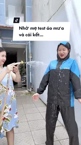 Nhờ mẹ test áo mưa và cái kết... #phunbaton #aomuabo #aomua 