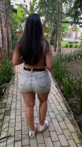 Bom dia. Quem curte a natureza? #hotwife #linda #shortinho #esposa #fiodental 