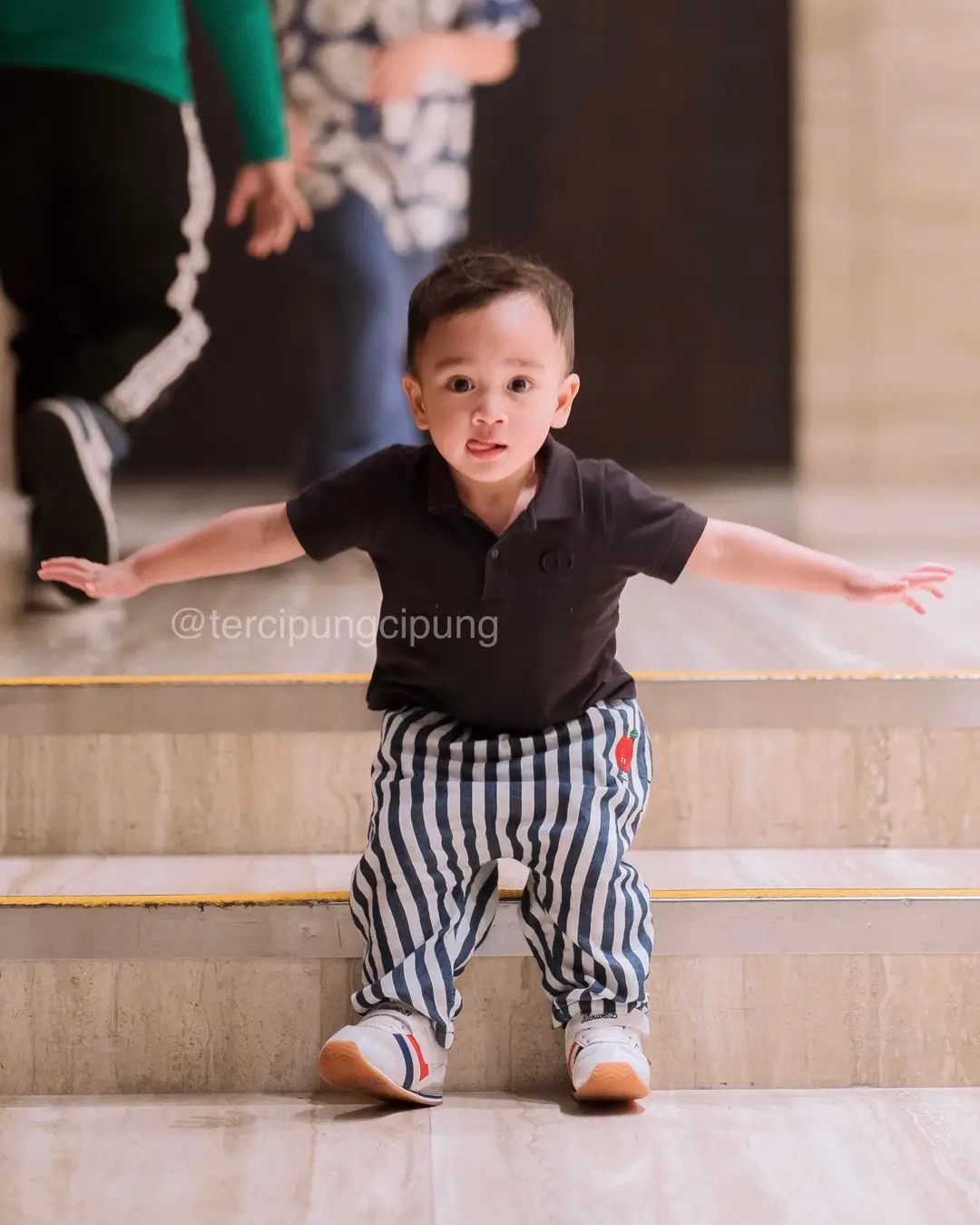 Meskipun cuma 2 hari tapi seruuu banget jalan-jalan ke Singapura kemarin!!! Keliatan kan dari ekspresi aku om tante?? 😍😍 #cipung #rayyanza #cipungrayyanza 