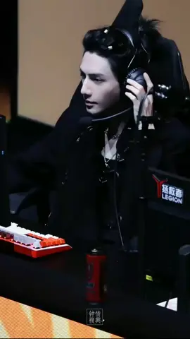 Mỗi khi ổng chơi game là tui phải gào thét vì những lúc đó ổng đẹp điên lên được 🤯🤯🤯 #LuoYunxi #罗云熙leo #LaVanHi #Xixi #罗云熙leo 