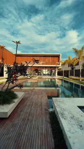 Qual projeto ideal para essa mansão cinematográfica na Barra da Tijuca? 💎 MALIBU - BARRA DA TIJUCA  Mansão com projeto contemporâneo disponível para venda. Terreno : 1.500 m2 | Área construída : 1.250 m2 | 5 suítes | 10 vagas de garagem. Valor de venda: R$ 25.000.000,00 🆎 Saiba como nossa equipe pode atender todas suas necessidades no mercado de alto luxo.  🎥 Em breve vídeo no canal! © 2022 copyright todos os direitos reservados para Augusto Braga. Fica proibida qualquer reprodução dos vídeos e fotos sem prévia autorização.
