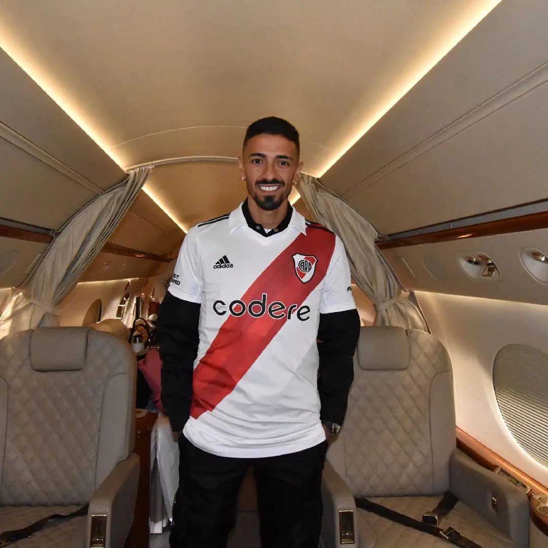 Manu Lanzini su llegada a argentina, revisión médica y encuentro con sus compañeros 💪⚪🔴⚪ #tiktok #parati #foryou #viral #argentina #imagenes_3ddy #10 #copalibertadores2023 #monumental #riverplate #river #campeón #lanzini #banda #Messi 